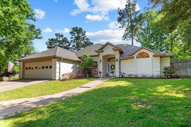a front view of house with yard and garage