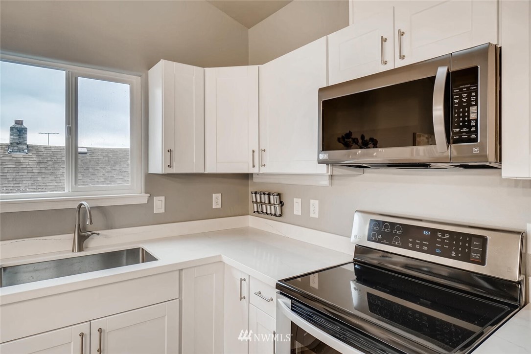 532 Northeast 98th Street Seattle, WA 98115 - Photo 16 of 37