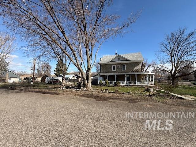902 East Main Street Weiser, ID 83672 - Photo 40 of 45 Farmhouse with a porch