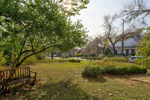 a view of a yard with a house