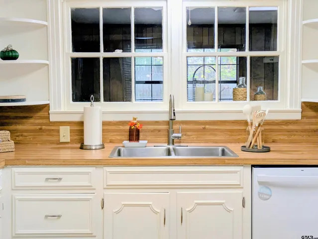 $289,000 | 901 North Azalea Drive, Tyler, TX 75701