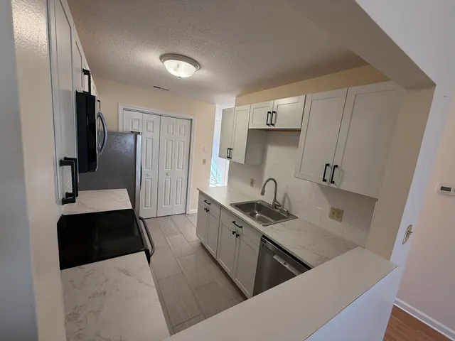 $2,400 | 504 Watercourse Row, Unit 504, Rocky Hill, CT 06067