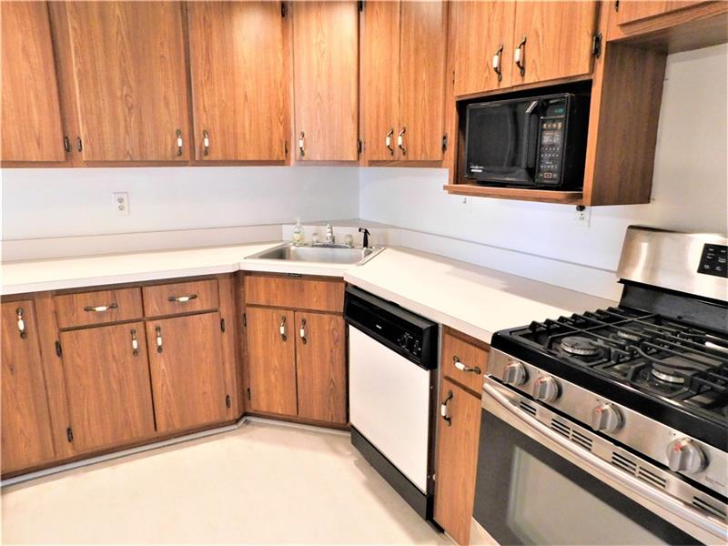 1528 Greentree Road Pittsburgh, PA 15220 - Photo 6 of 25 Gallery Image 6