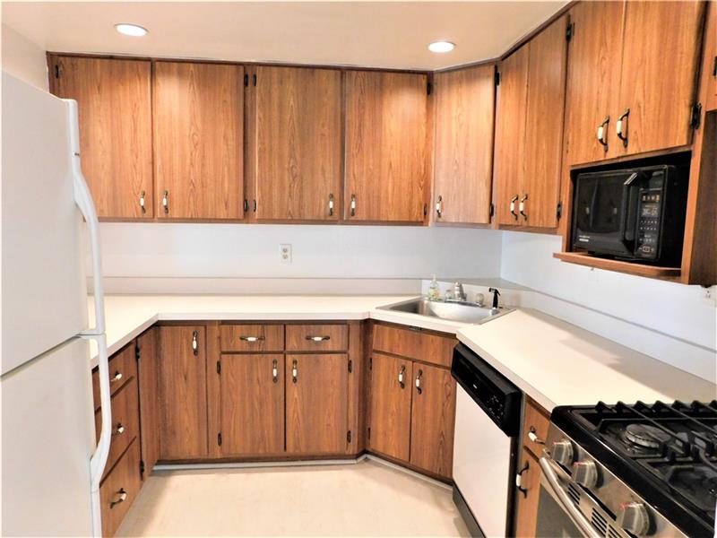 1528 Greentree Road Pittsburgh, PA 15220 - Photo 8 of 25 Gallery Image 8