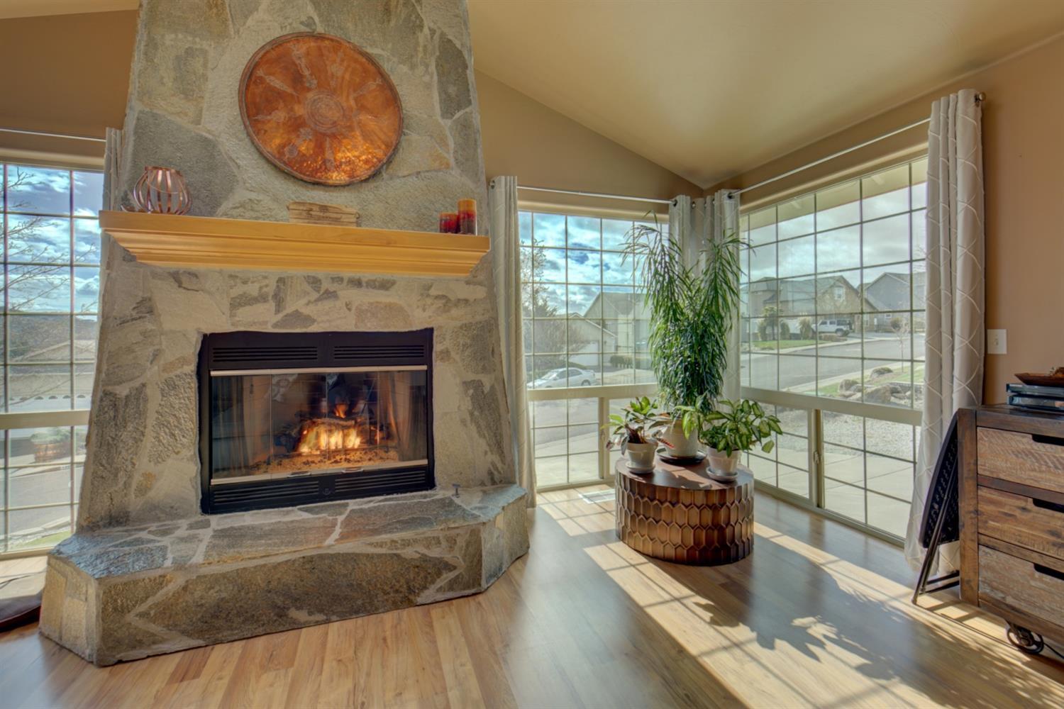872 Ridgeview Drive Eagle Point, OR 97524 - Photo 7 of 35 High vaulted ceilings make for a very op