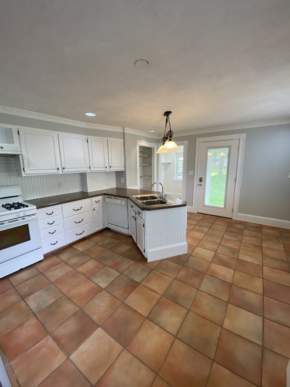 12 Avon Street, Unit 12 Reading, MA 01867 - Photo 4 of 25