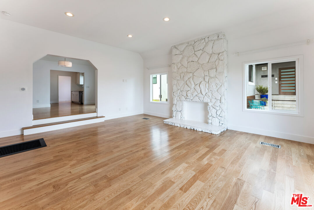 1253 South Rimpau Boulevard Los Angeles, CA 90019 - Photo 41 of 71 a view of an empty room with wooden floor and a window