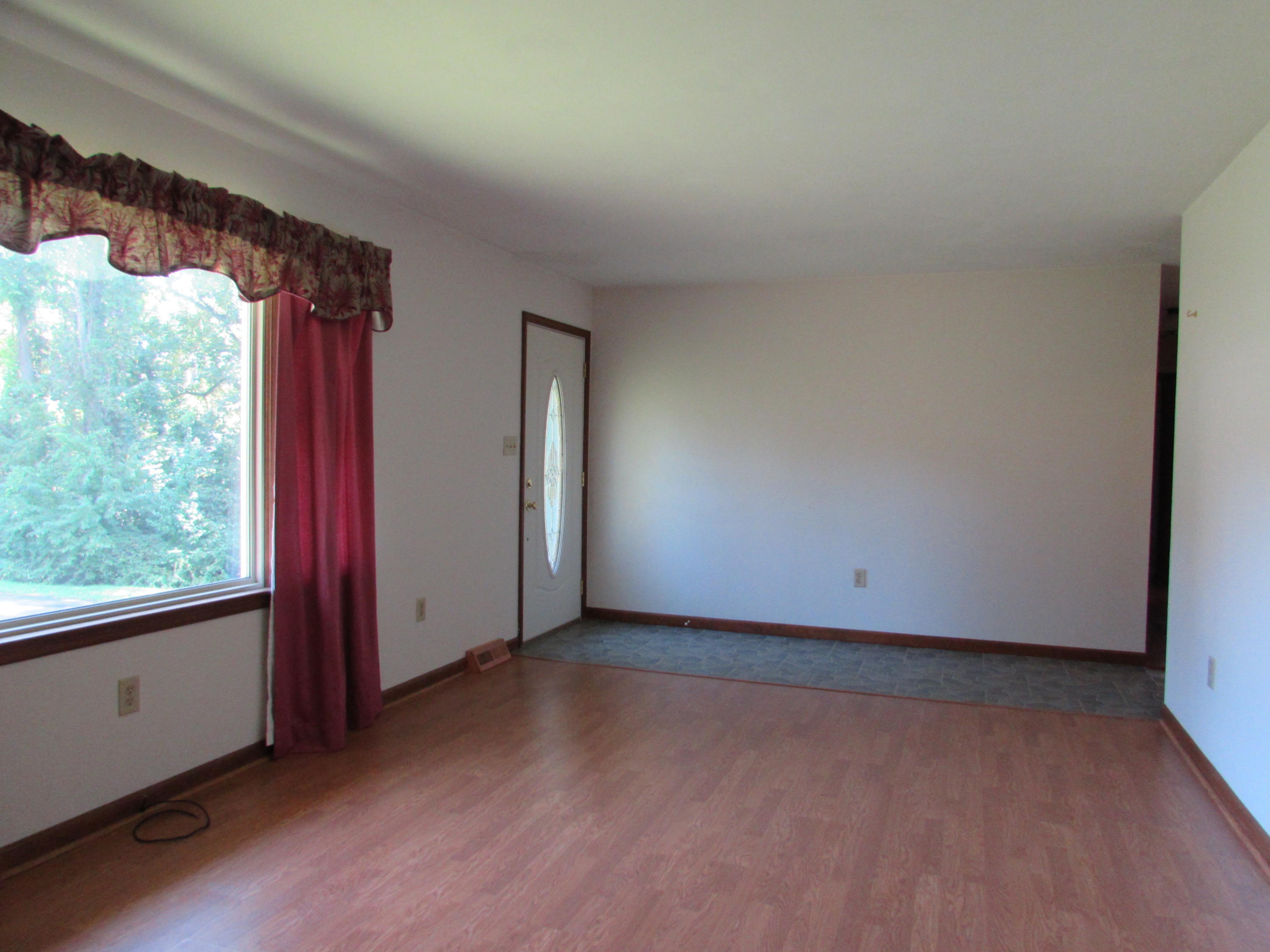 122 Old Brook Road Vinton, VA 24179 - Photo 3 of 18 048