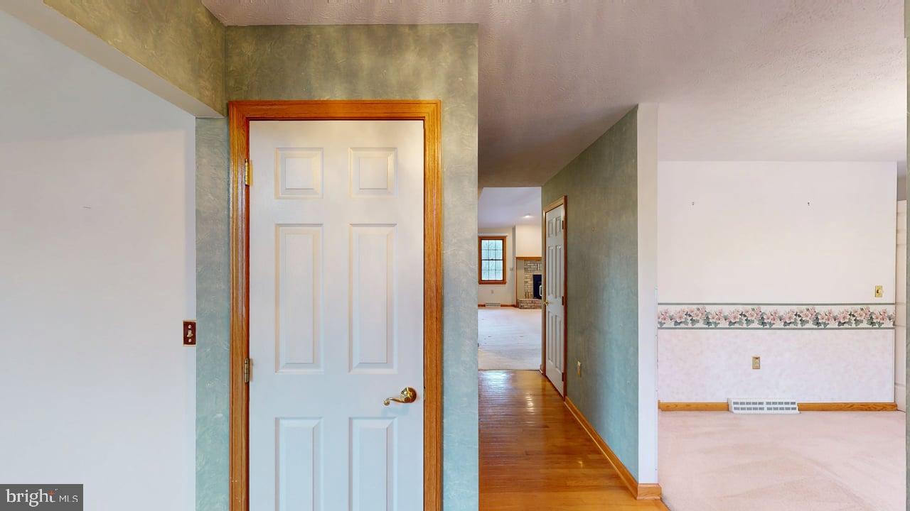 102 Spinnaker Court Ridgeley, WV 26753 - Photo 2 of 59 Entry foyer