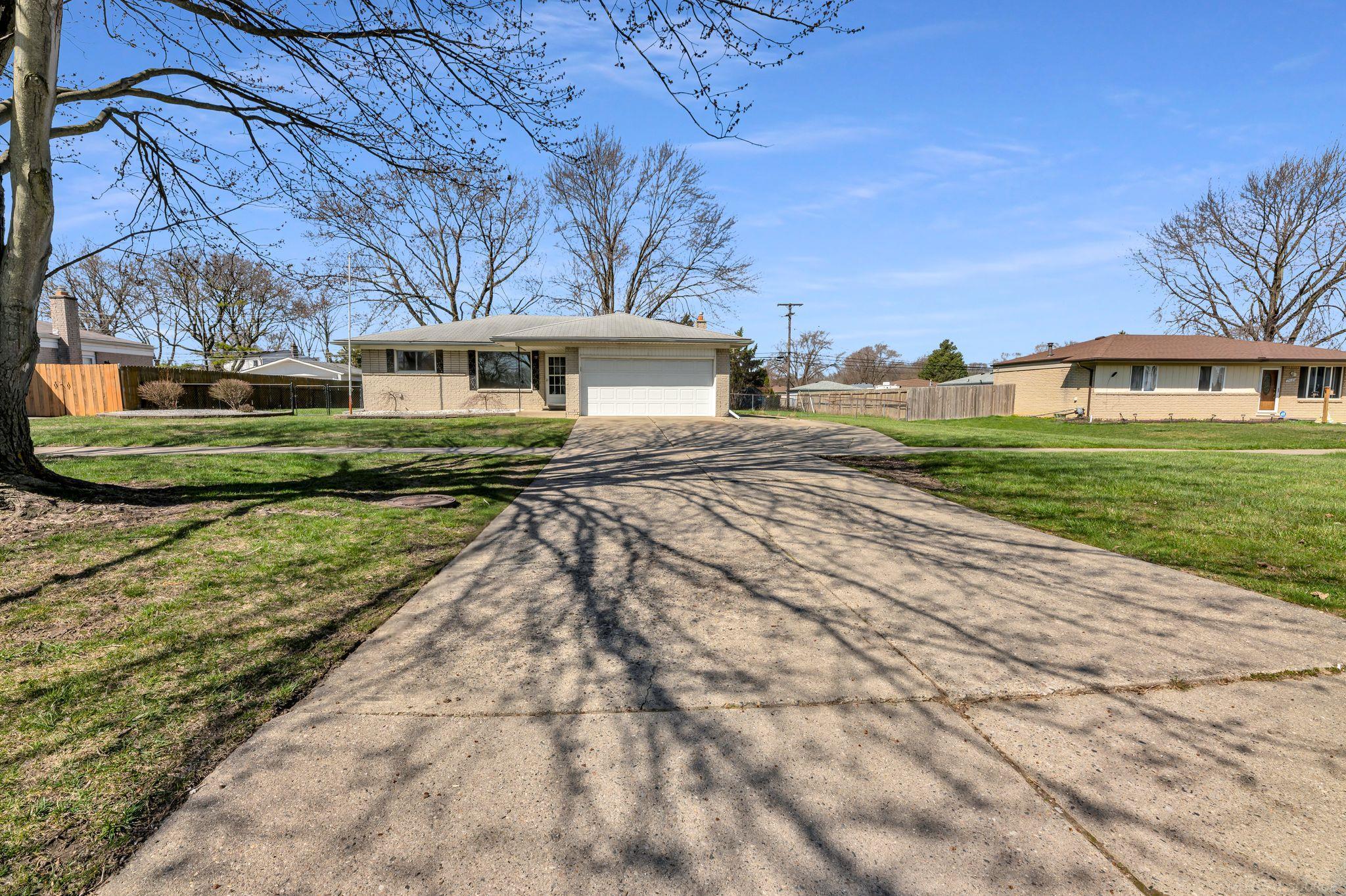 35581 Kelly Road Clinton Township, MI 48035 - Photo 2 of 27 50138357-d13fc3e1-140d-4a4e-ab6d-e20b3ae61708.JPG