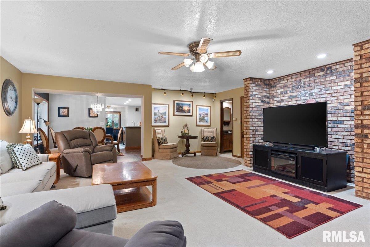 5810 Maxheimer Road Rochester, IL 62563 - Photo 8 of 42 Gallery Image 8