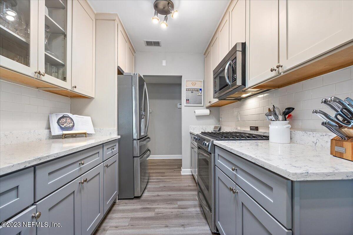 731 South Shores Road Jacksonville, FL 32207 - Photo 8 of 41 06-Kitchen