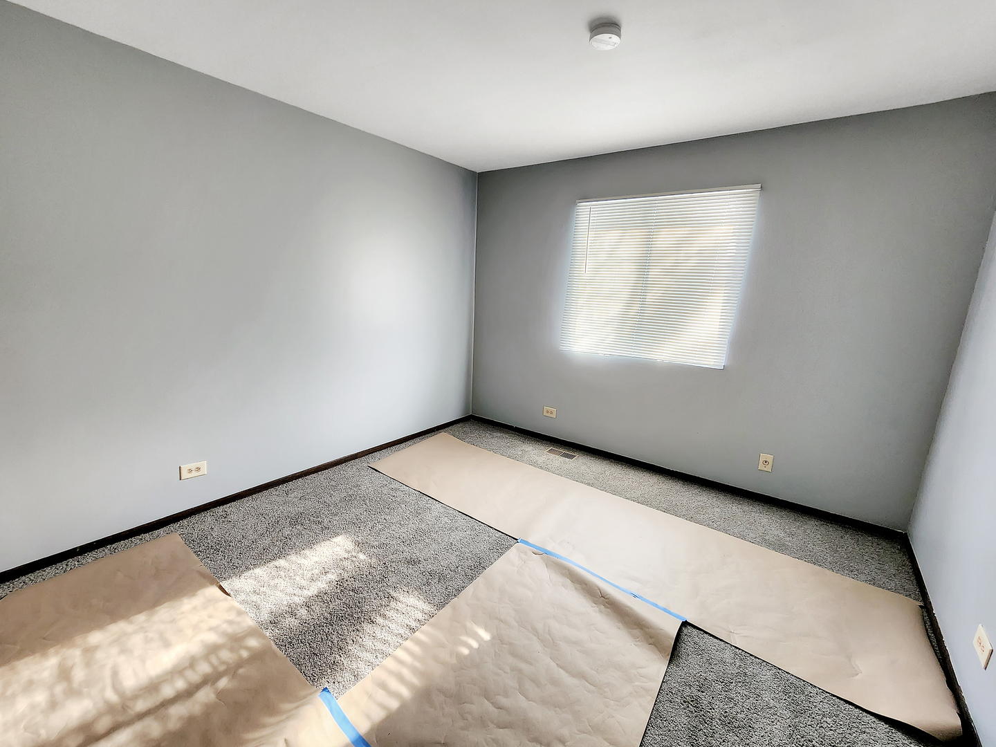 256 Waverly Drive Elgin, IL 60120 - Photo 5 of 6 an empty room with a window