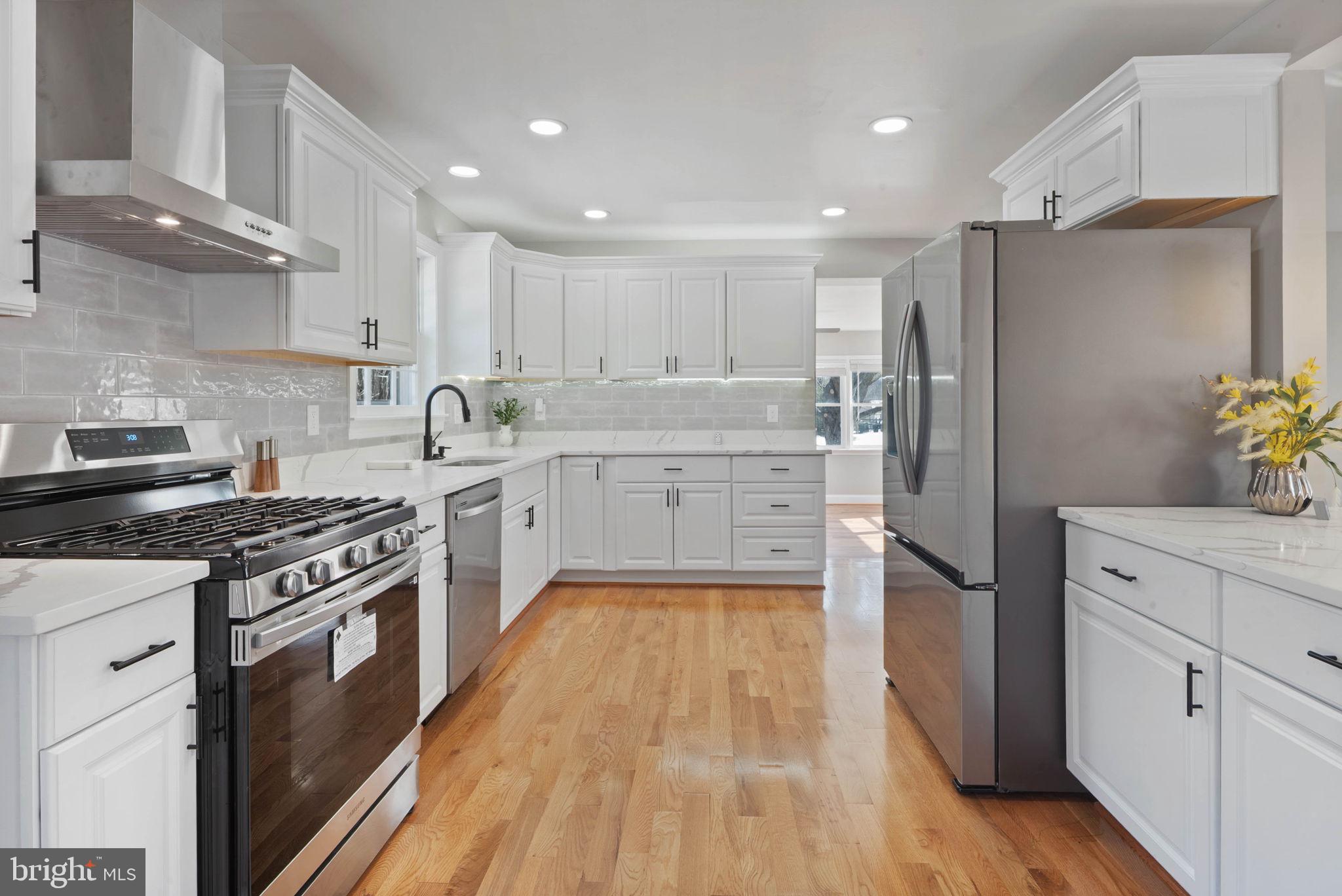 18901 Bloomfield Road Olney, MD 20832 - Photo 11 of 44 Flow through spacious kitchen