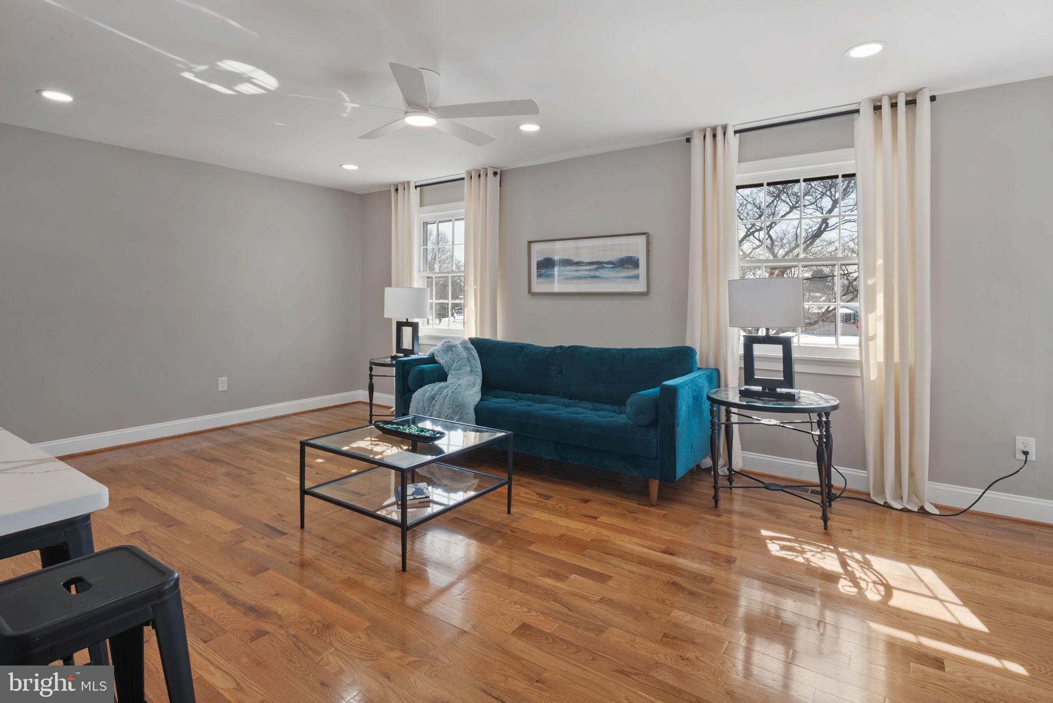 18901 Bloomfield Road Olney, MD 20832 - Photo 12 of 44 Living room