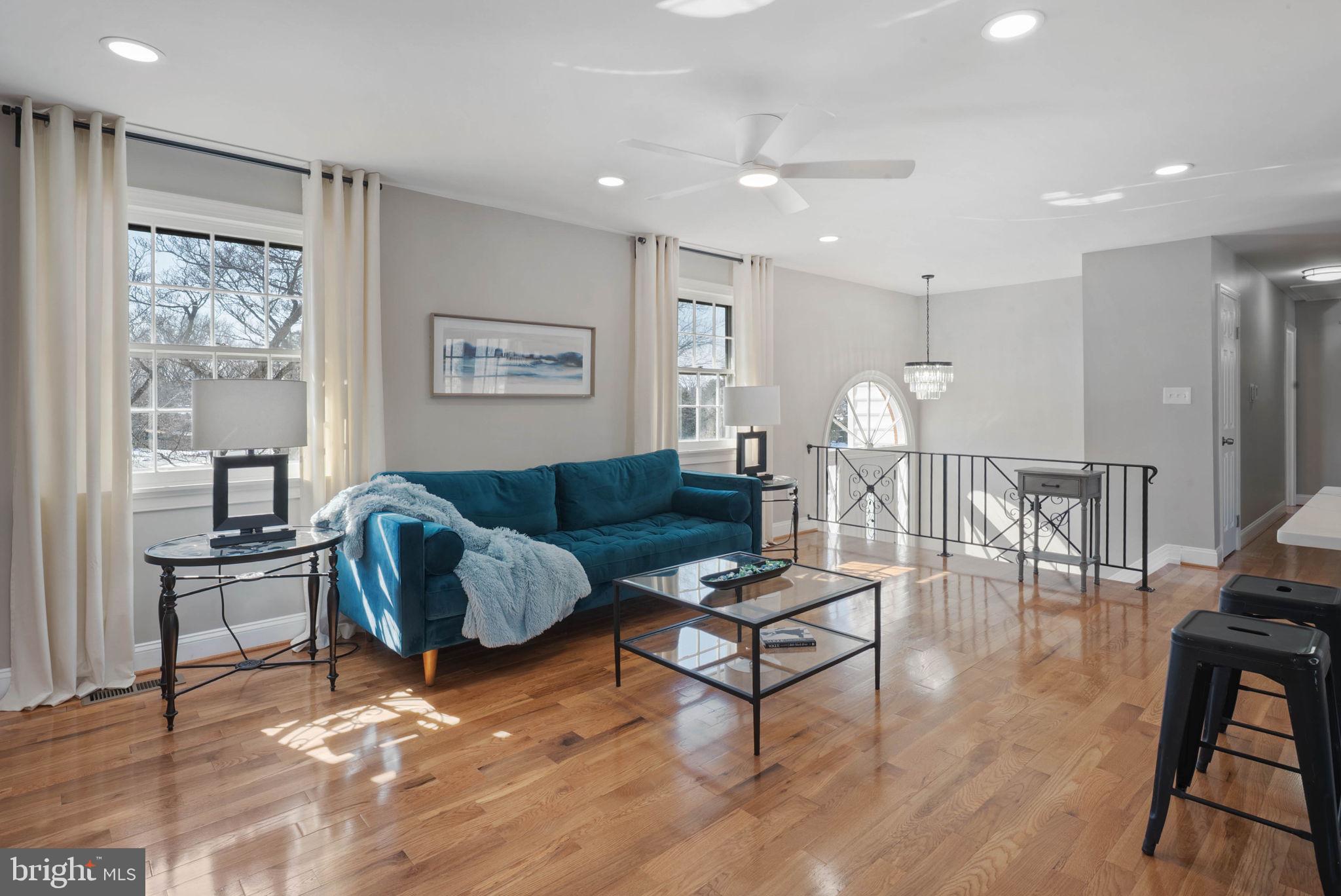 18901 Bloomfield Road Olney, MD 20832 - Photo 13 of 44 Living room