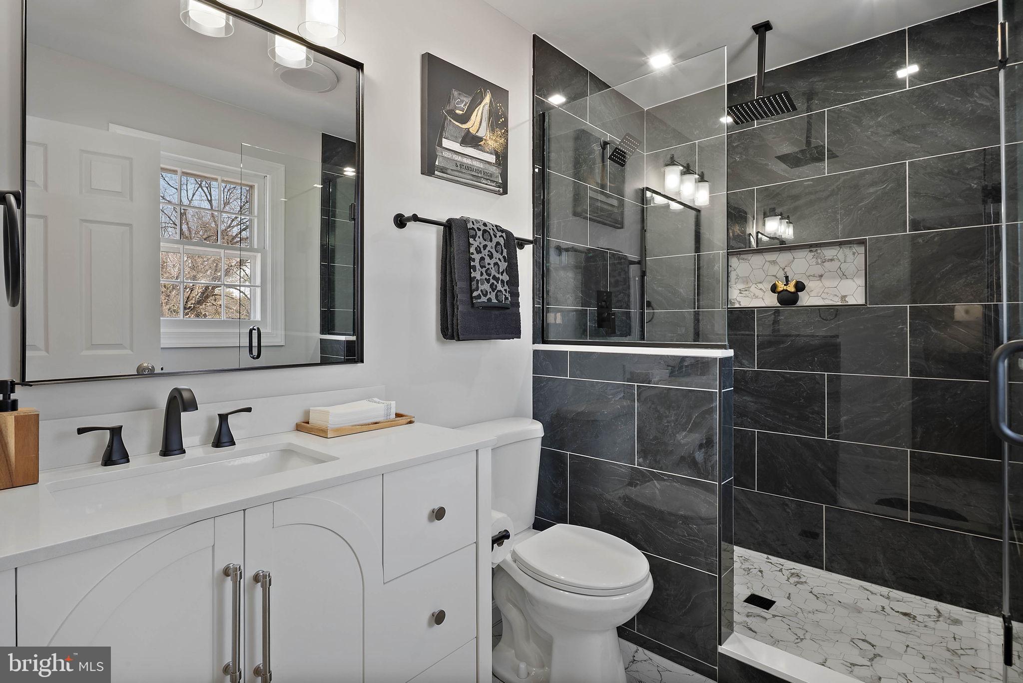 18901 Bloomfield Road Olney, MD 20832 - Photo 20 of 44 Owners bathroom