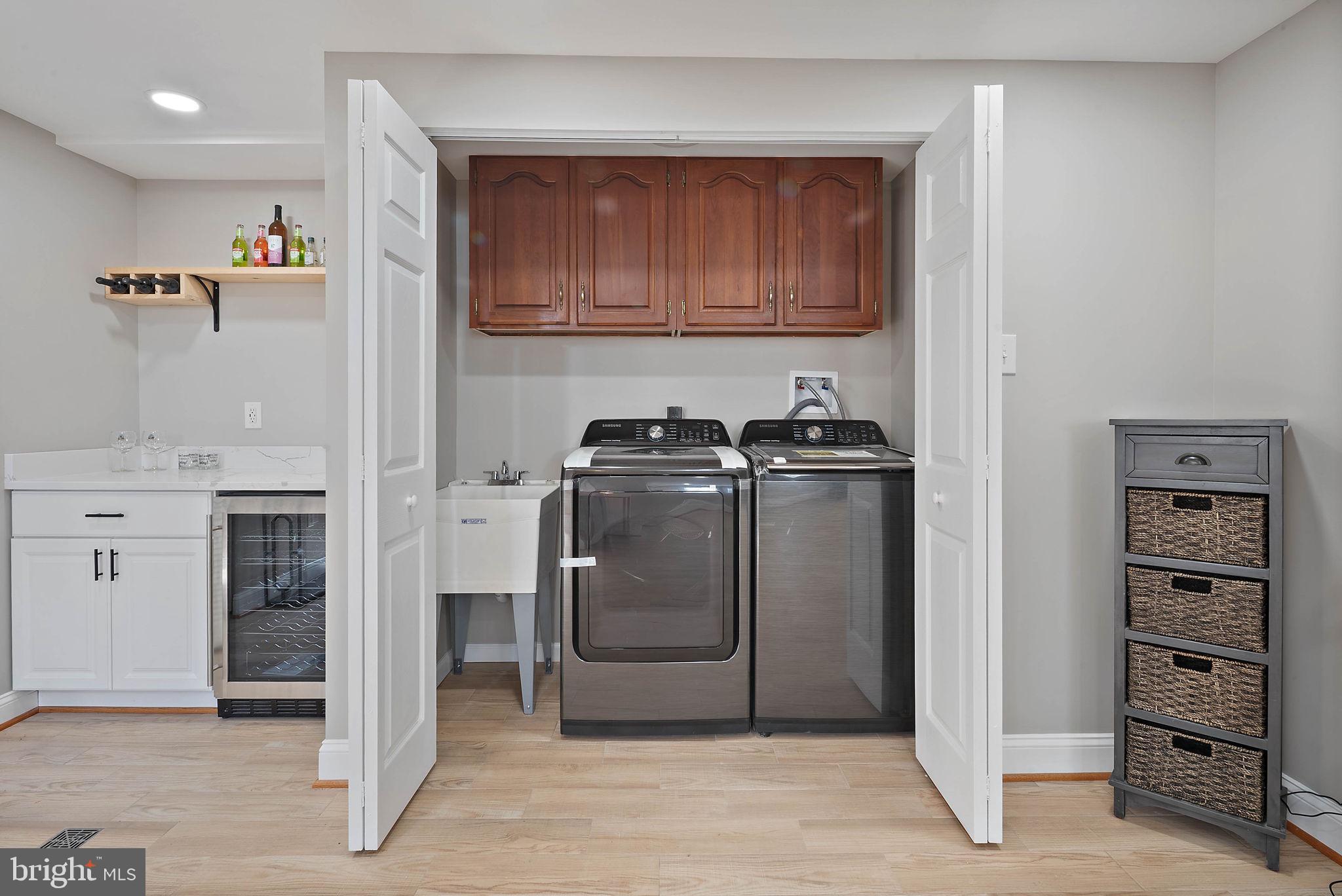 18901 Bloomfield Road Olney, MD 20832 - Photo 28 of 44 Full size laundry area with mud sink
