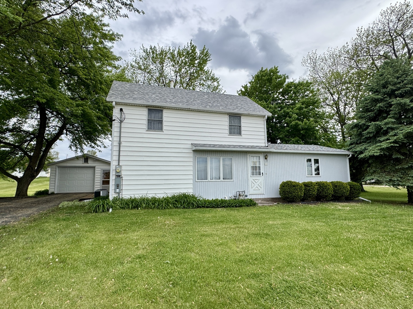 321 East North Street Sheffield, IL 61361 - Photo 1 of 26 a front view of house with yard and green space