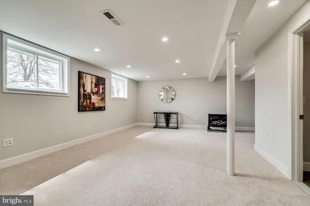 en empty room with furniture and a ceiling fan