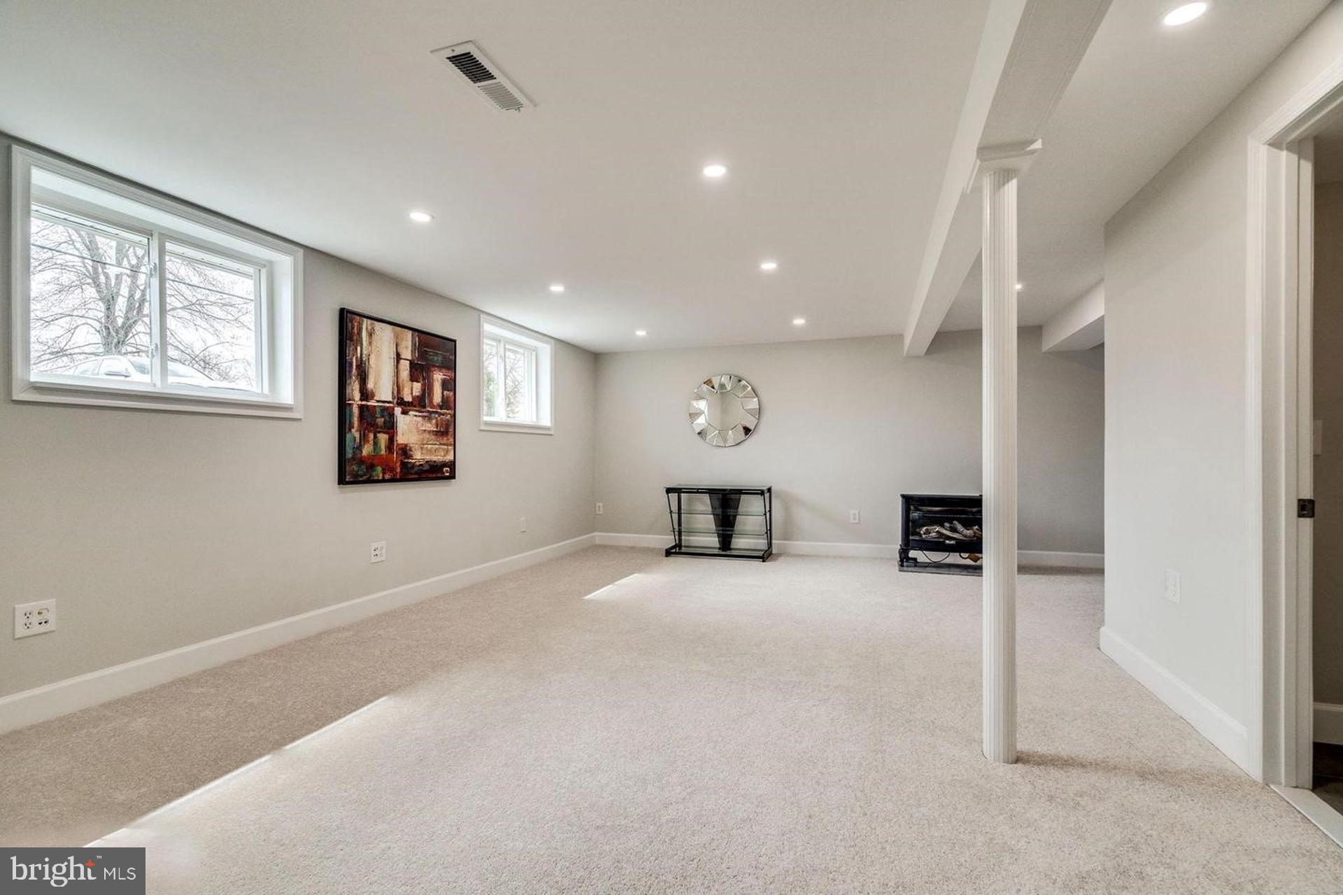 4518 Gage Road Alexandria, VA 22309 - Photo 25 of 42 en empty room with furniture and a ceiling fan