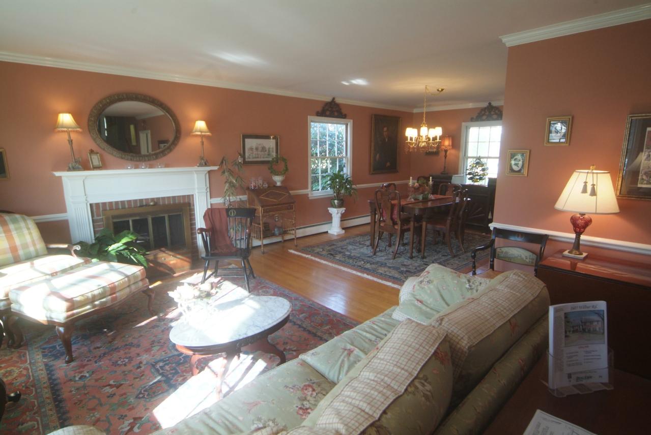 1605 Wilbur Road Southwest Roanoke, VA 24015 - Photo 3 of 12 Living Room