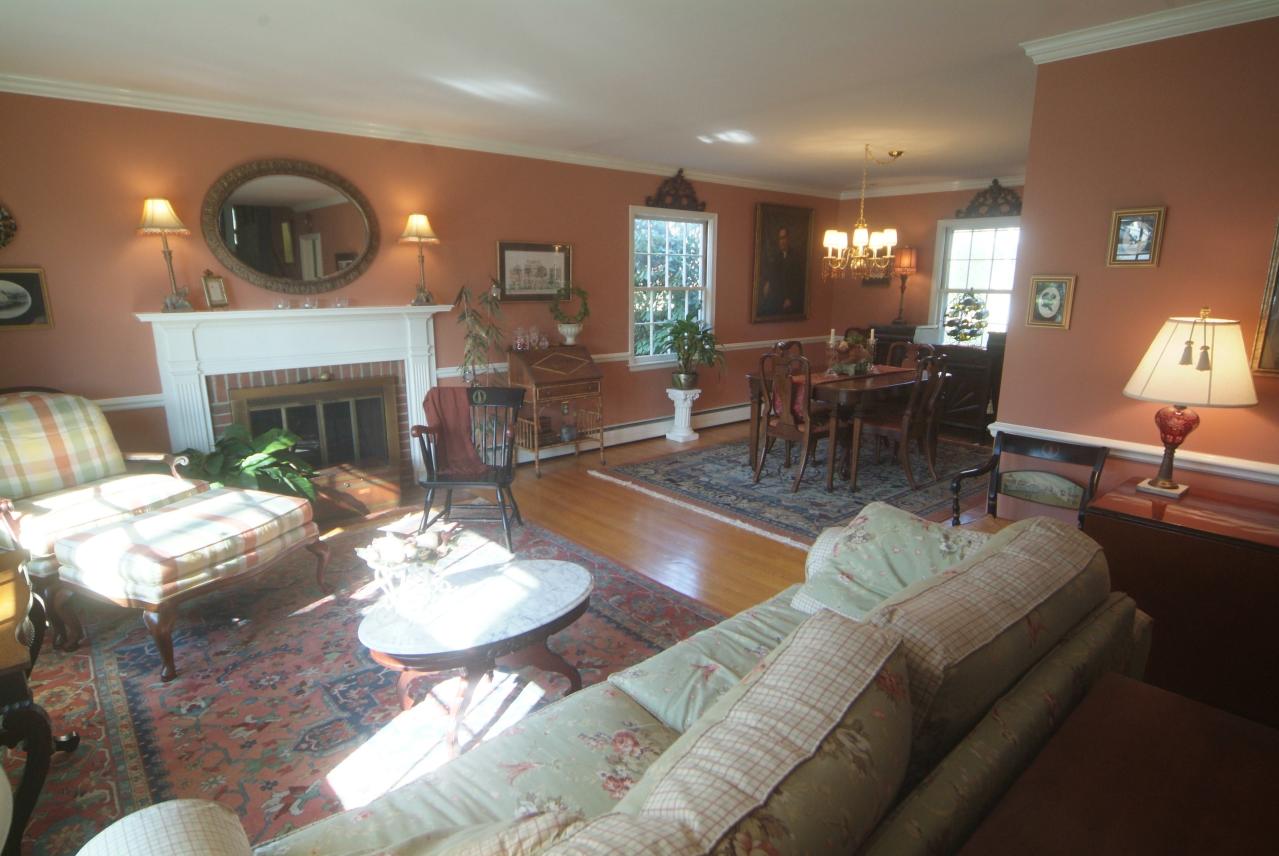 1605 Wilbur Road Southwest Roanoke, VA 24015 - Photo 4 of 12 Living Room
