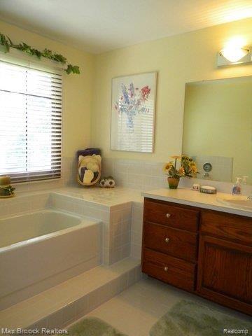 398 Lake Forest Road Rochester, MI 48309 - Photo 15 of 20 Master Bath - Jetted Tub