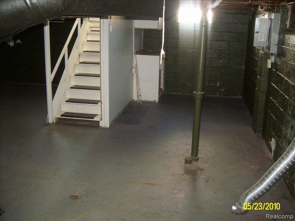 15368 Stephens Road Eastpointe, MI 48021 - Photo 11 of 14 15368 Stephens 033