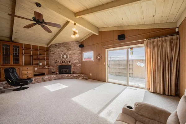 a view of a livingroom with furniture and a ceiling fan