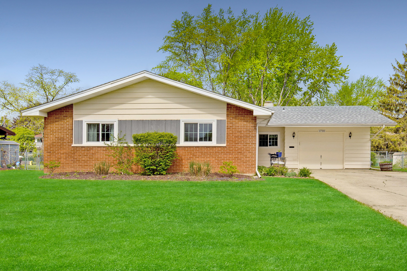 1730 Ida Road Hoffman Estates, IL 60169 - Photo 2 of 24