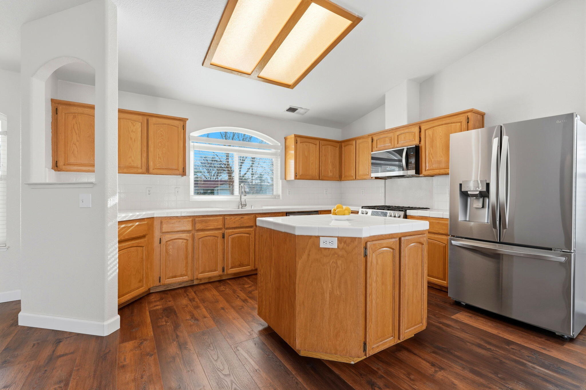 952 Scotland Street Lemoore, CA 93245 - Photo 23 of 53 Kitchen