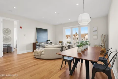 $6,400 | 88 South Water Street, Unit 202, Greenwich, CT 06830