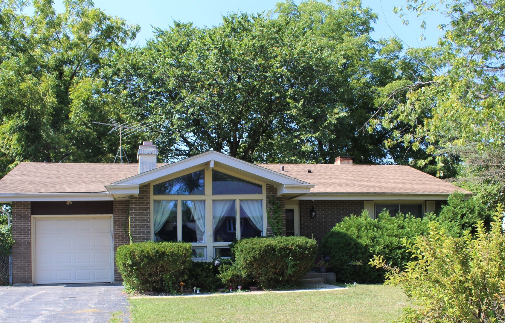 414 Northgate Road Lindenhurst, IL 60046 - Photo 1 of 22 a front view of a house with yard and green space