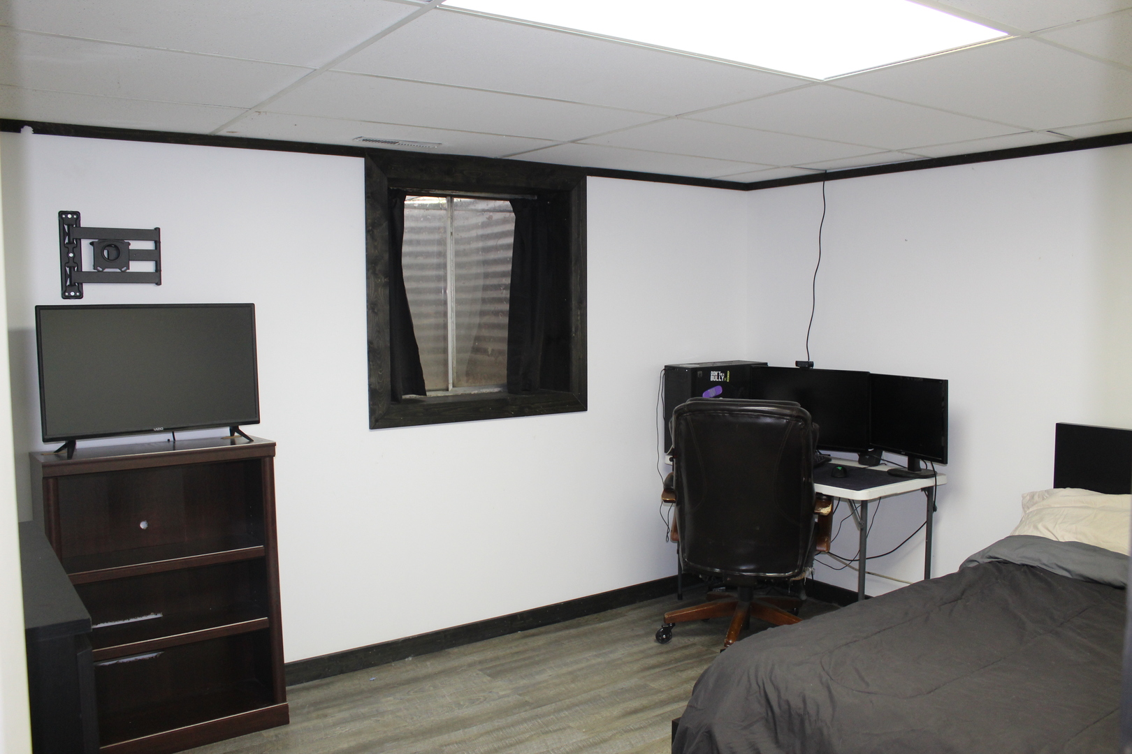414 Northgate Road Lindenhurst, IL 60046 - Photo 15 of 22 a workspace with furniture and lamp