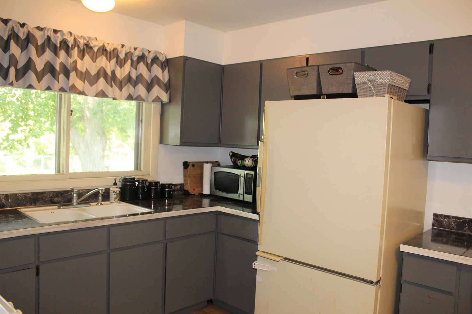 414 Northgate Road Lindenhurst, IL 60046 - Photo 10 of 22 a kitchen with a refrigerator and a sink
