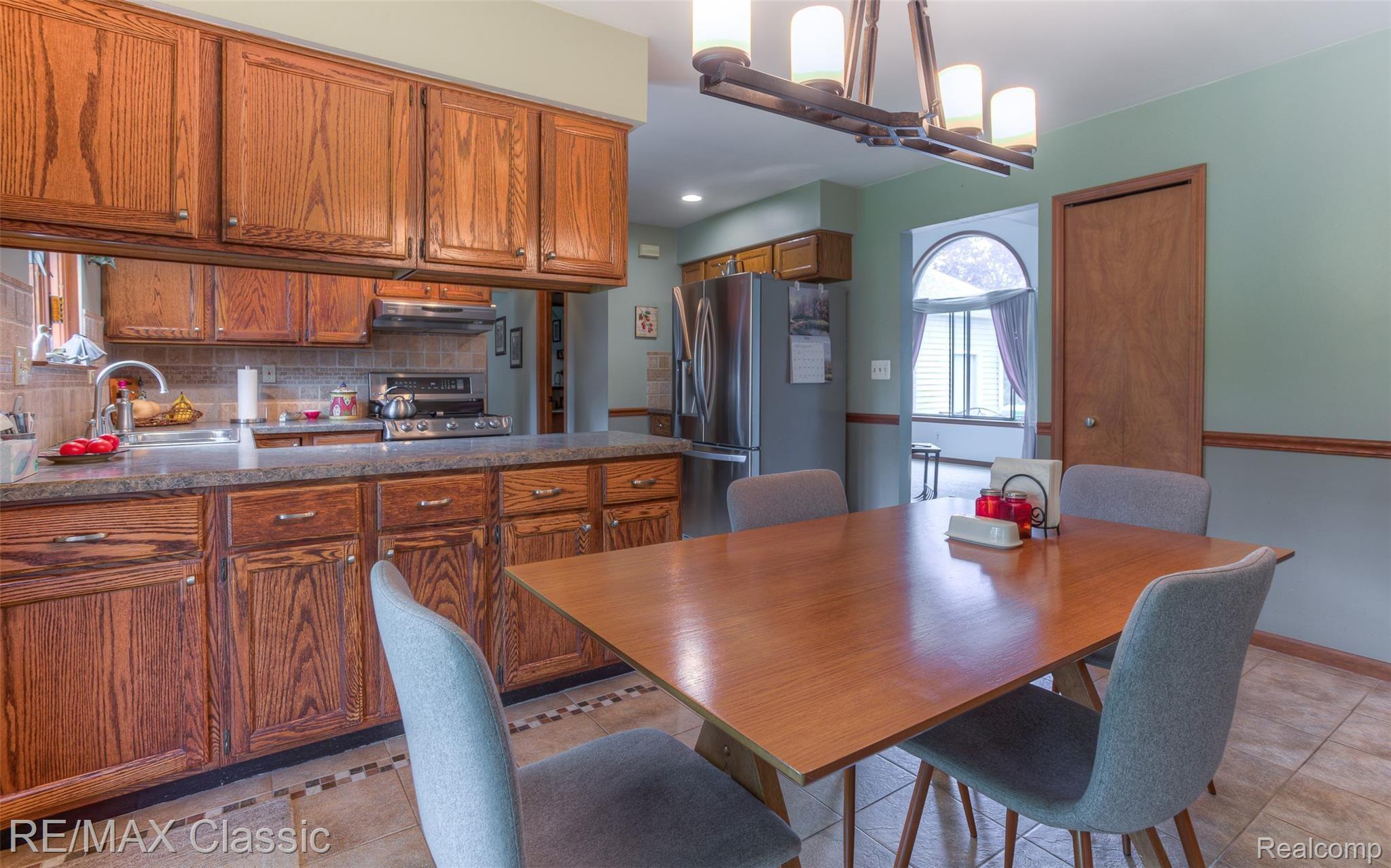 4021 west maple interiors (26).jpg