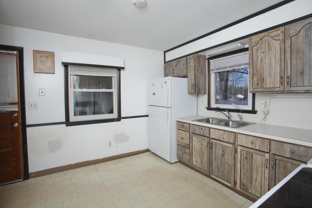 748 James Street Chicopee, MA 01020 - Photo 7 of 10 Gallery Image 7