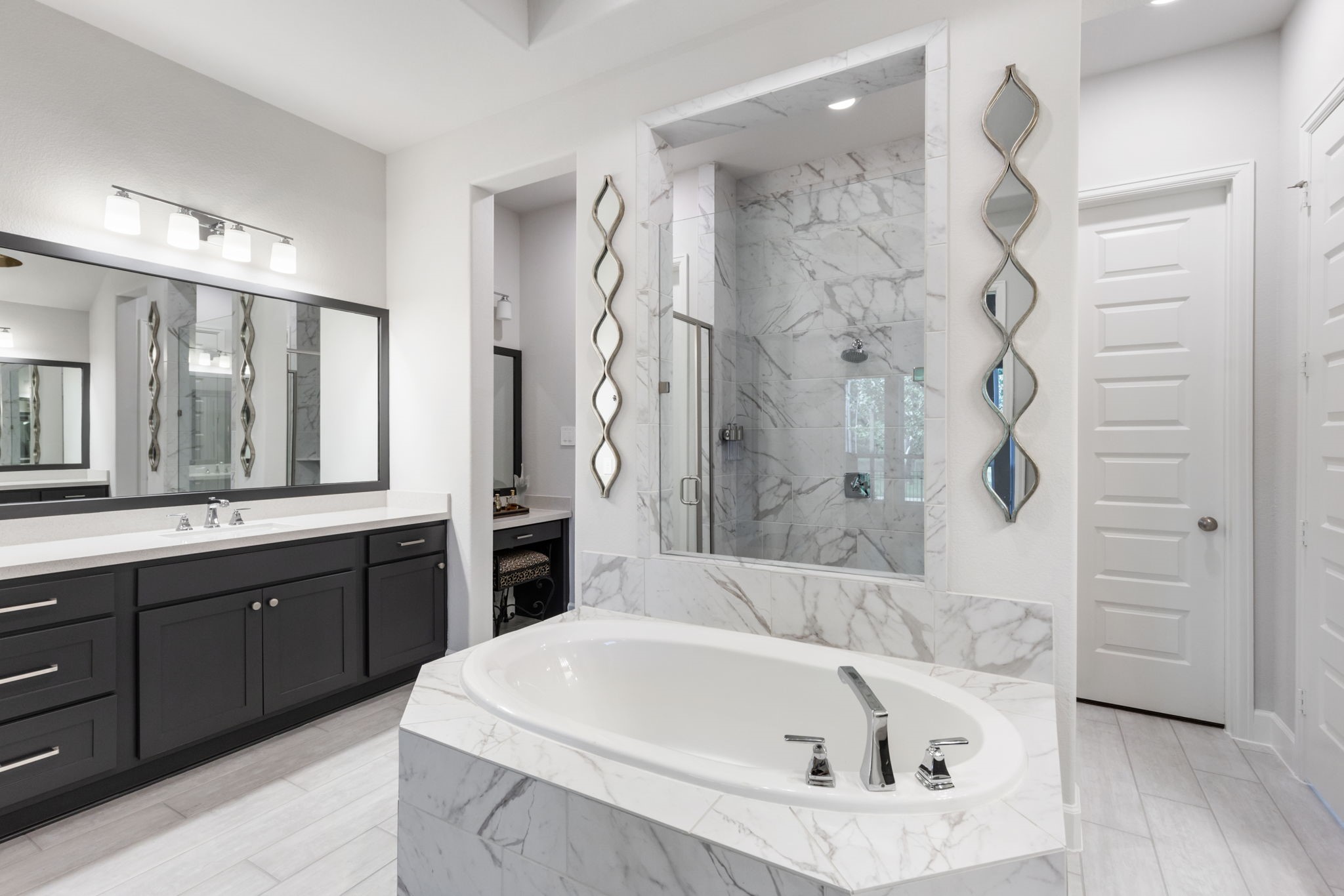 15423 Ringbill Way Magnolia, TX 77354 - Photo 29 of 50 a bathroom with a bathtub and a sink