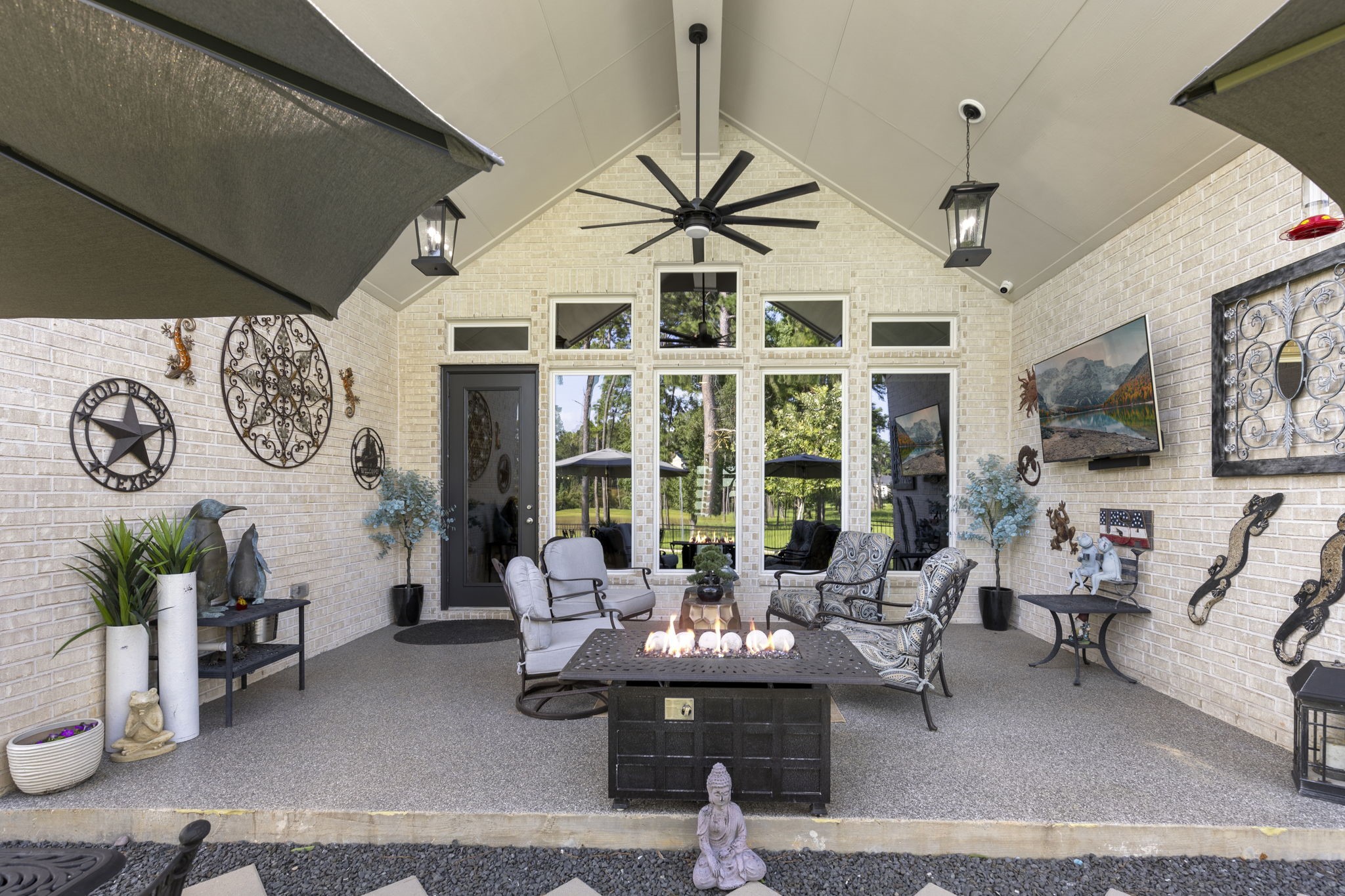 15423 Ringbill Way Magnolia, TX 77354 - Photo 40 of 50 a living room with patio furniture and a potted plant