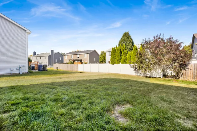 a view of a house with backyard and garden
