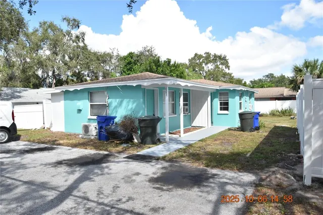 a view of a house with backyard
