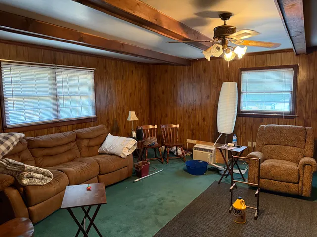 a view of entryway with a garden