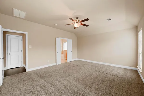 a view of empty room with a ceiling fan