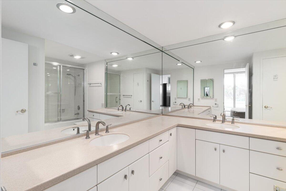900 Island Drive, Unit 313 Rancho Mirage, CA 92270 - Photo 29 of 62 a bathroom with double vanity sinks and a mirror