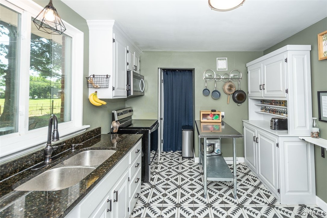 1025 Andros Road Richmond, VA 23225 - Photo 12 of 37 a kitchen with stainless steel appliances granite countertop a sink stove and refrigerator