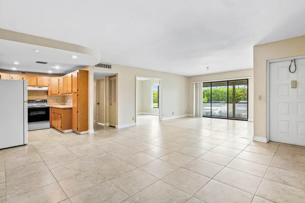 $2,000 | 826 Sky Pine Way, Unit D1, Greenacres, FL 33415