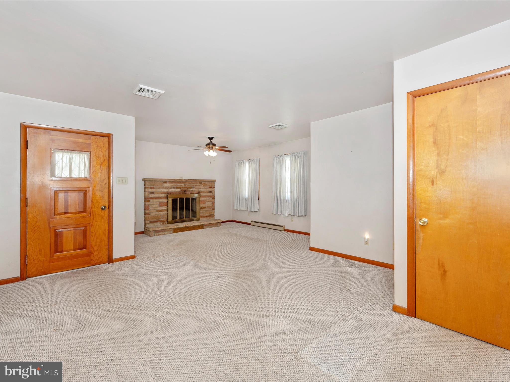 333 Wakefield Road Hagerstown, MD 21740 - Photo 4 of 51 Living Room