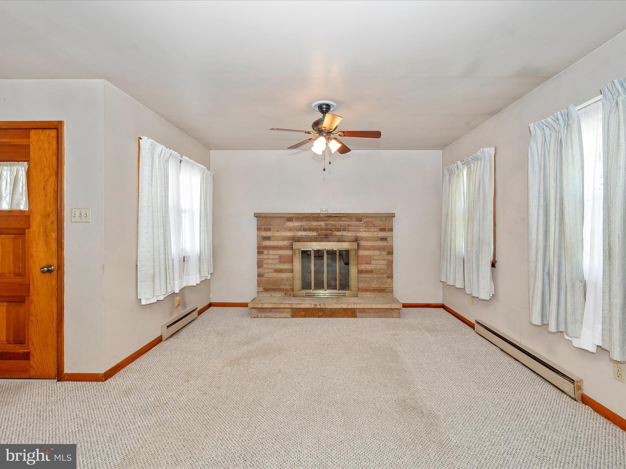333 Wakefield Road Hagerstown, MD 21740 - Photo 7 of 51 Living Room