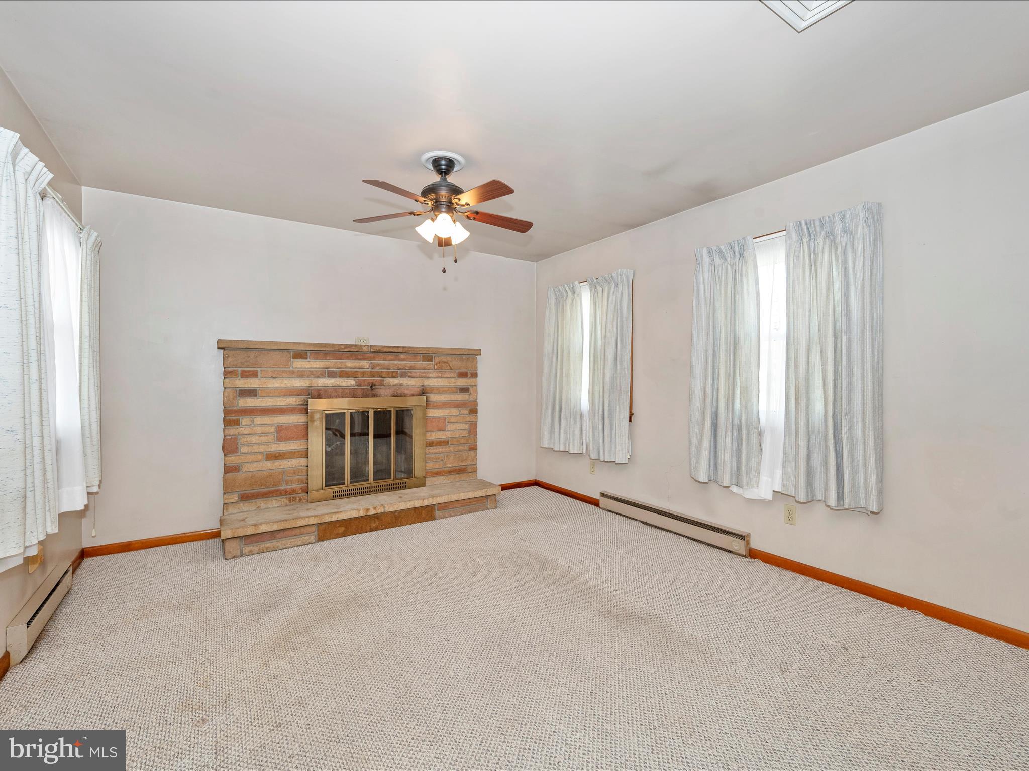 333 Wakefield Road Hagerstown, MD 21740 - Photo 8 of 51 Living Room